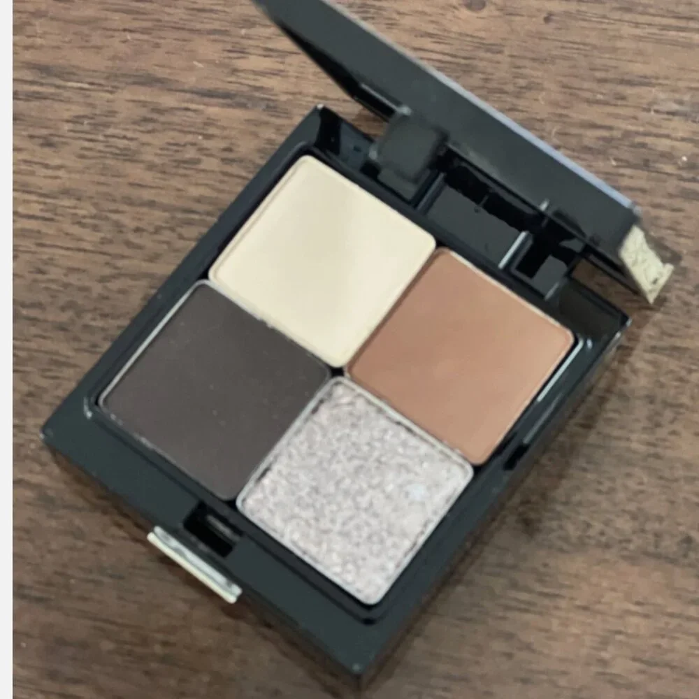 Trish McEvoy Makeup Wardrobing Refillable Compact with 8 Eye Shadows Case Only - Picture 2 of 5